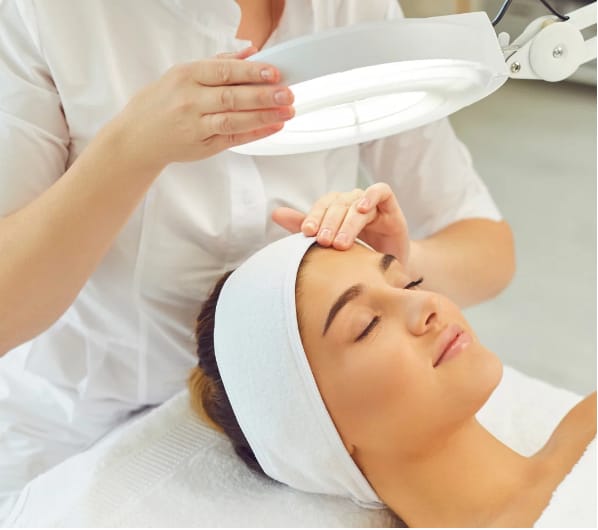 Laser Terapia: Come eliminare macchie solari e capillari del viso in sicurezza - Dermo Laser Clinic Vimercate